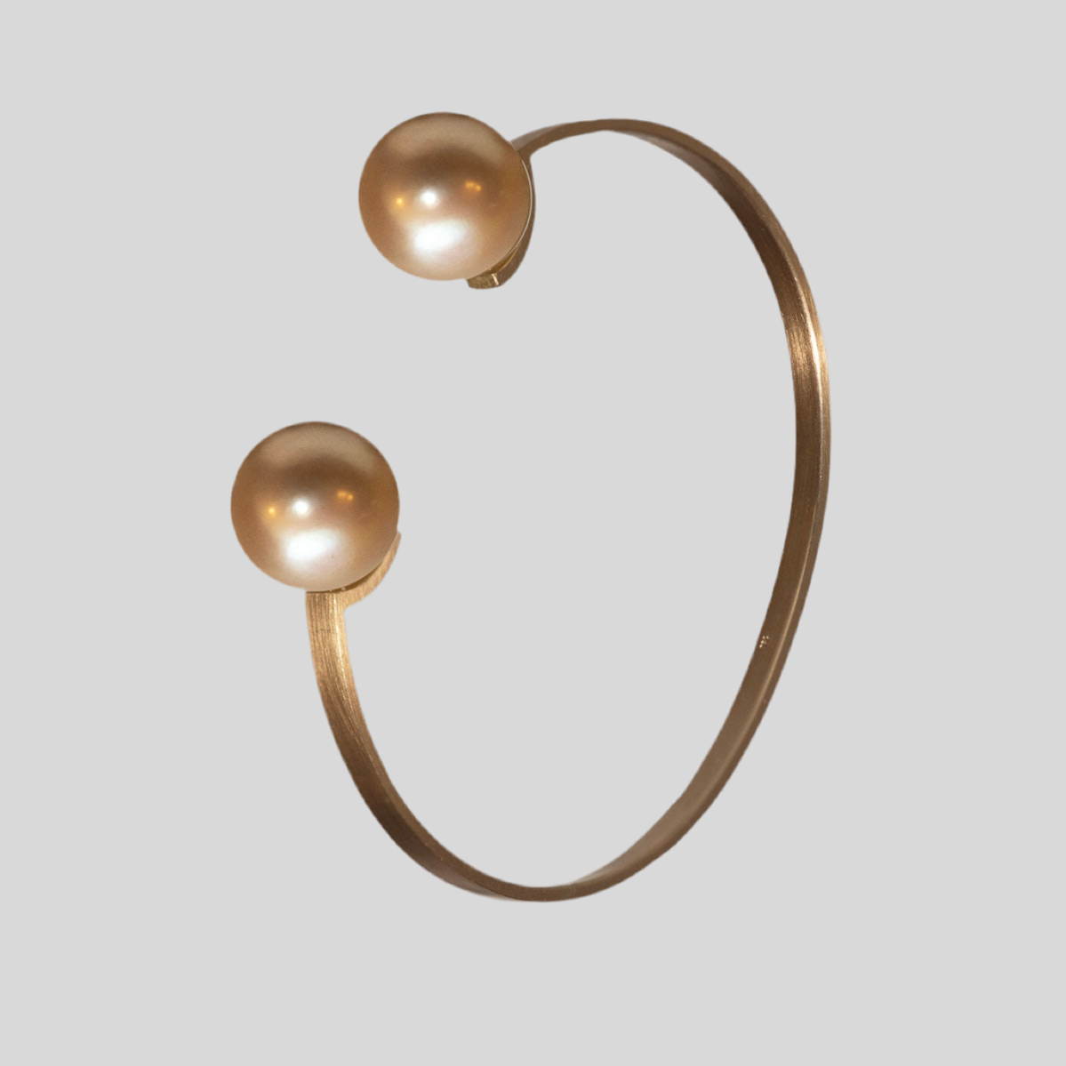 Armreif aus 750er Gold mit Südsee-Perlen – Pure Eleganz
