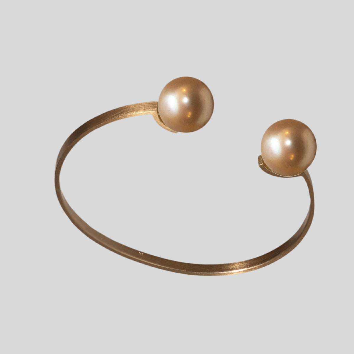 Armreif aus 750er Gold mit Südsee-Perlen – Pure Eleganz