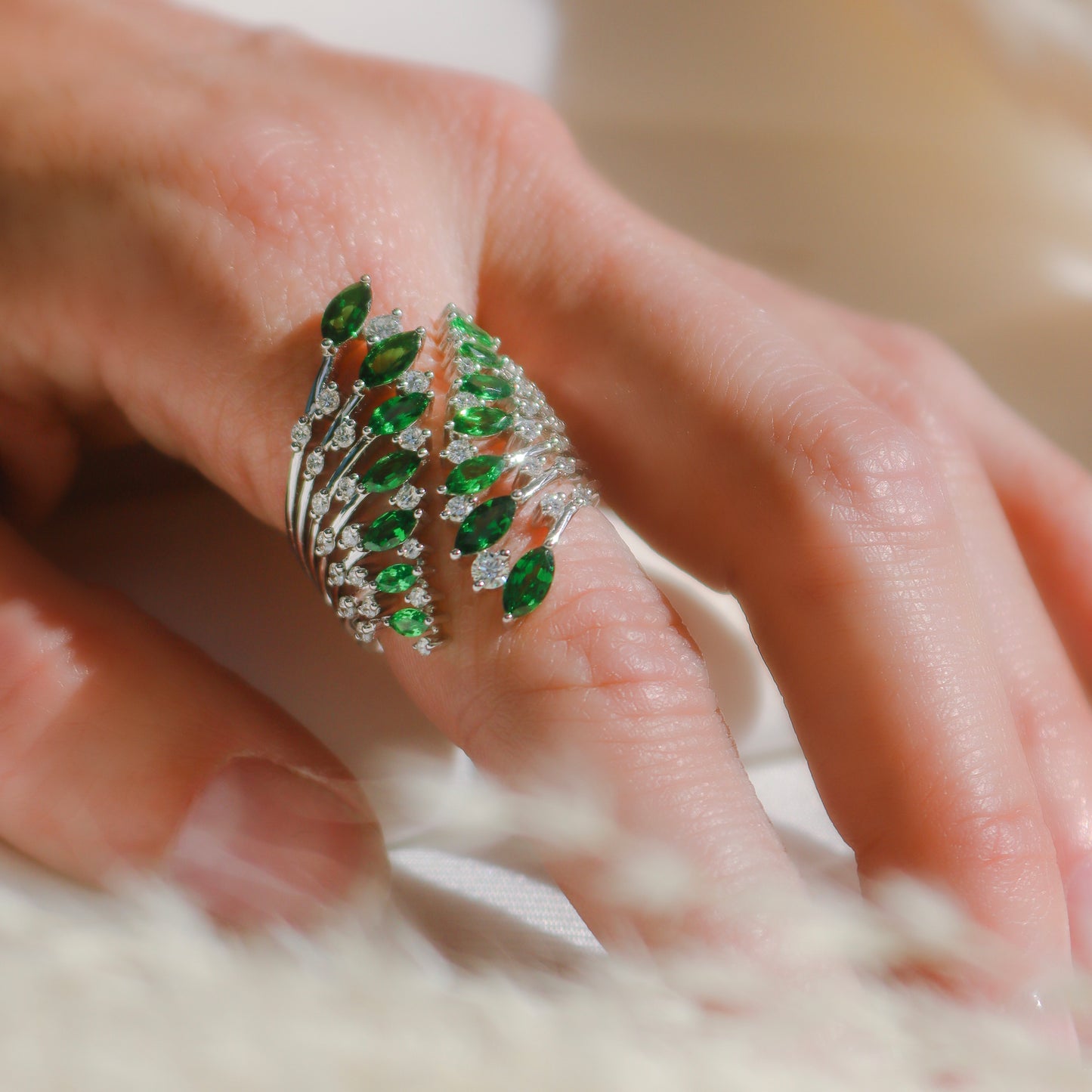 Design-Ring mit Tsavoriten & Brillanten – 18K Weißgold