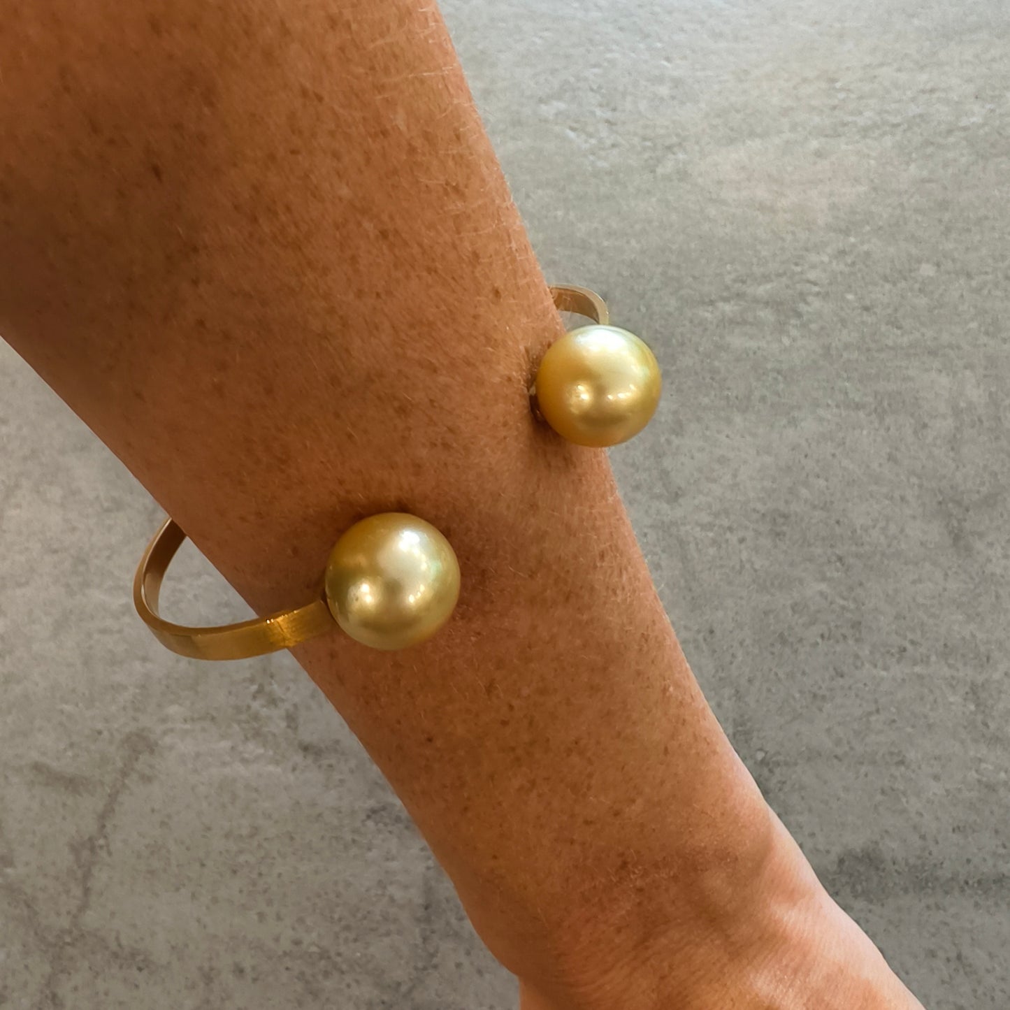 Armreif aus 750er Gold mit Südsee-Perlen – Pure Eleganz