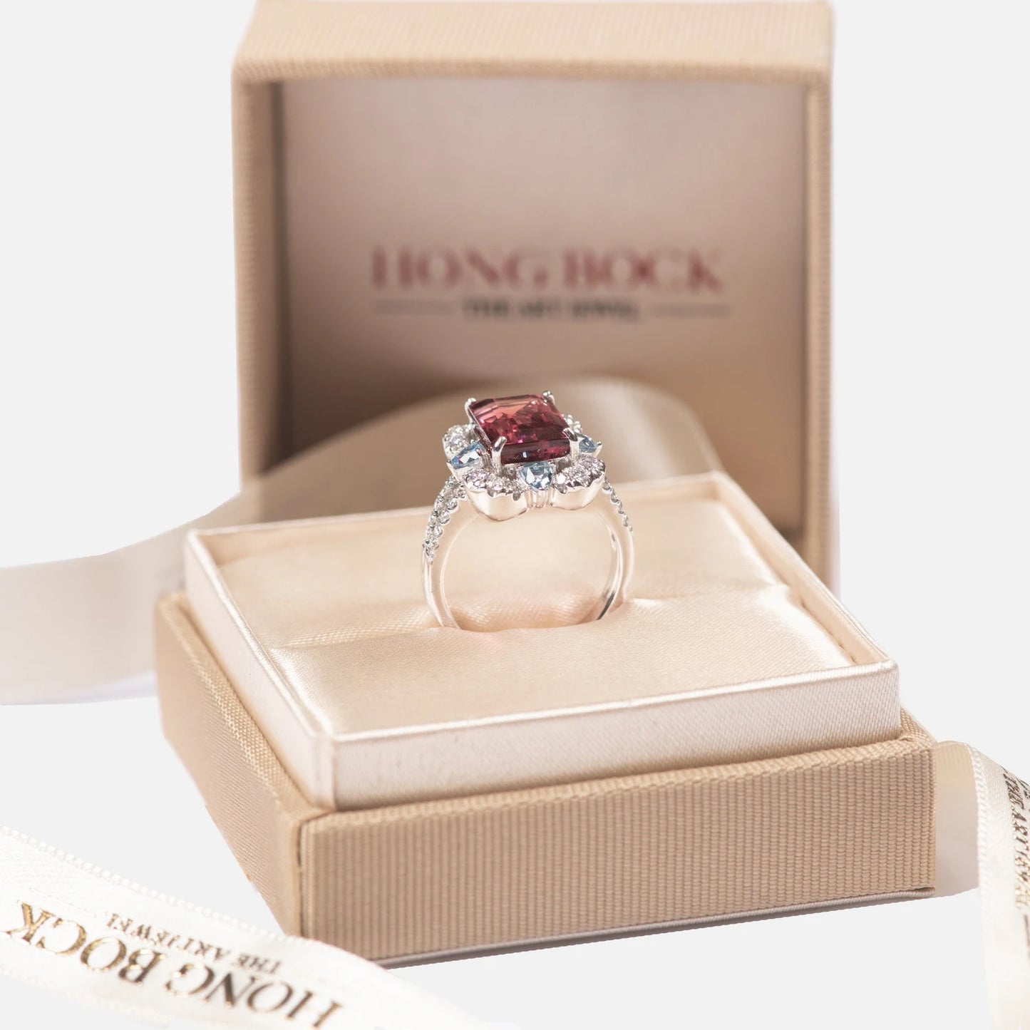 Ring aus 18K Weißgold mit Pink Turmalin & Diamanten