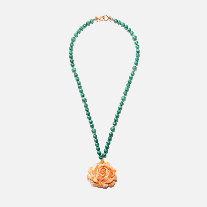 Design-Kette mit Malachitperlen und Rosenanhänger aus Koralle