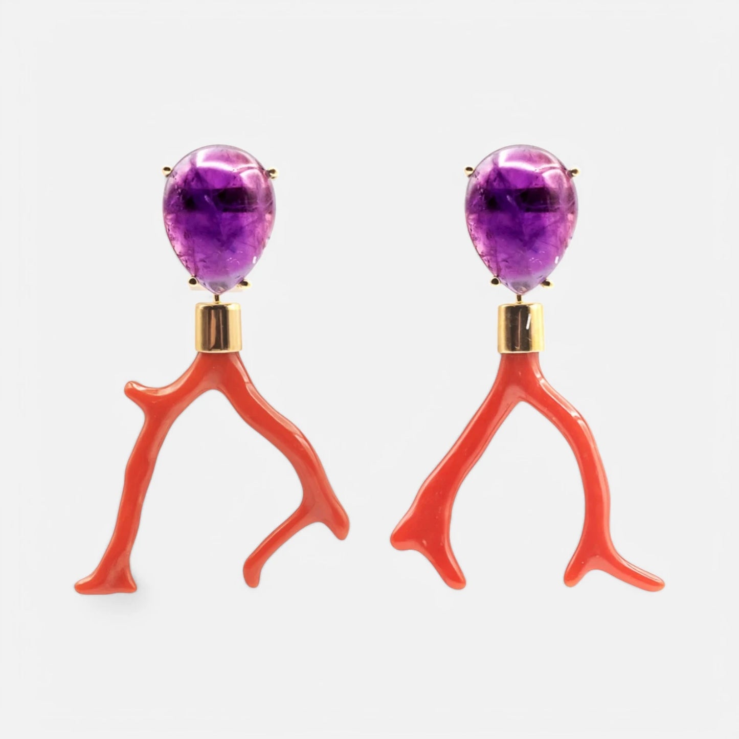 Amethyst & Koralle – Künstlerische Ohrringe mit Goldakzent
