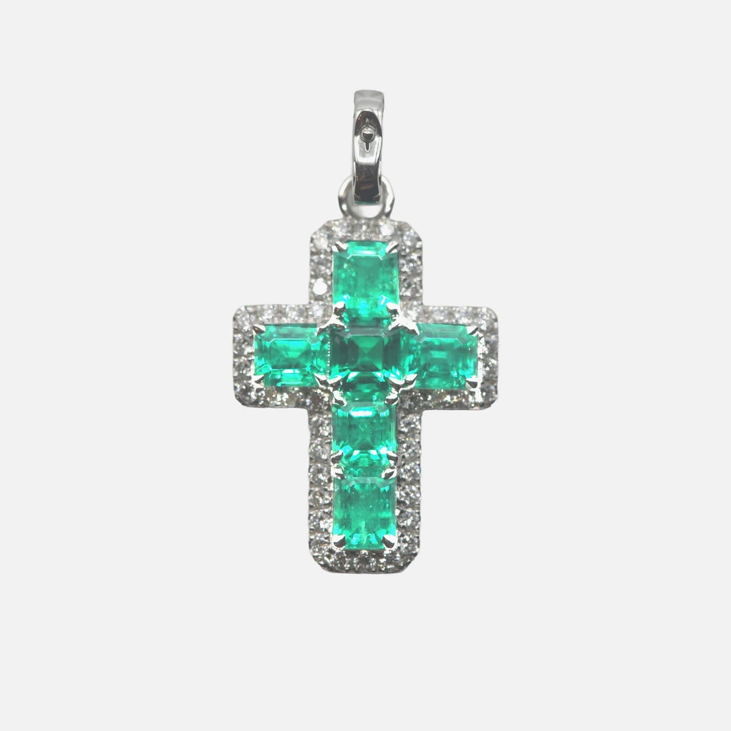 Kreuzanhänger mit Smaragd und Diamanten