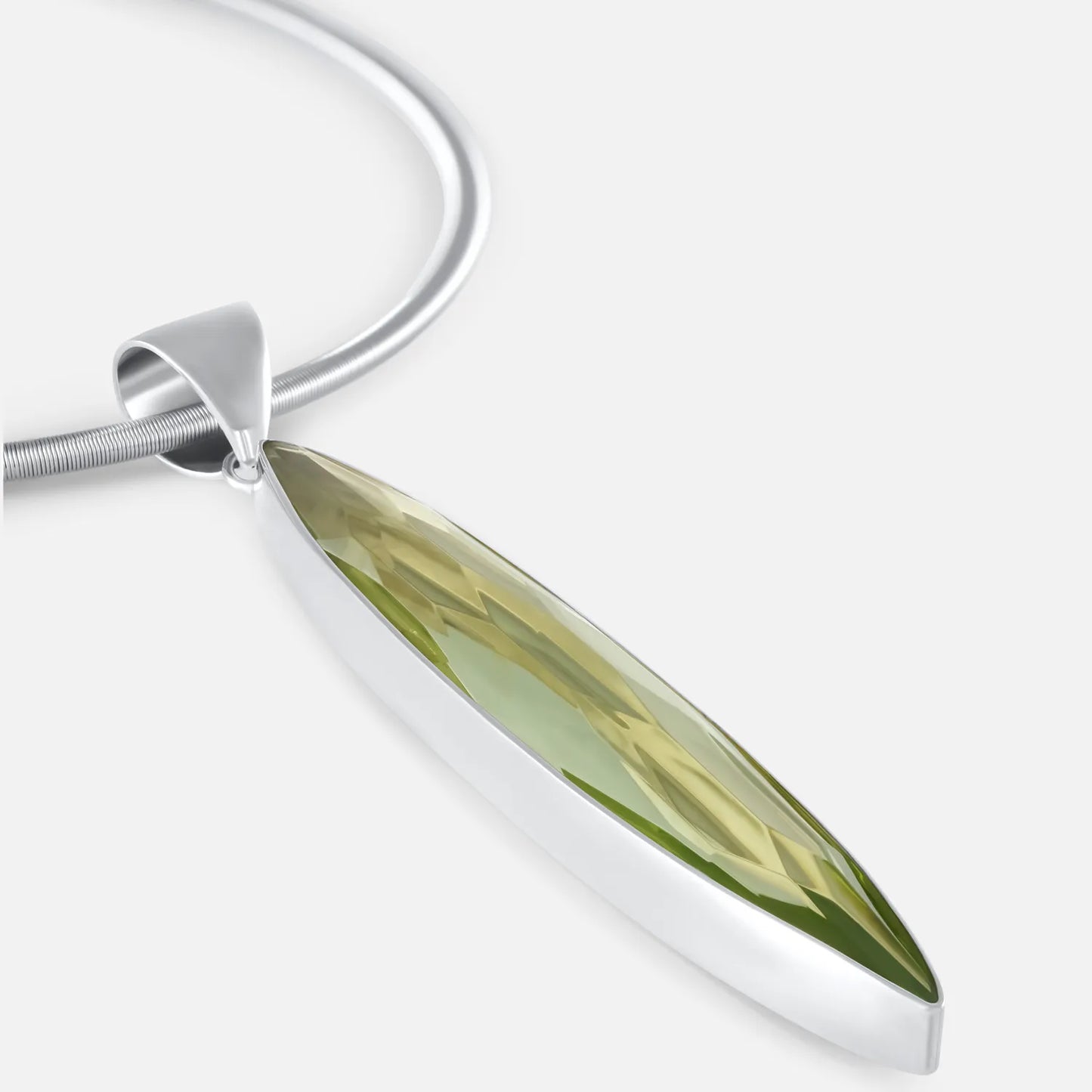 Silberanhänger mit grünem Obsidian – Modernes Design