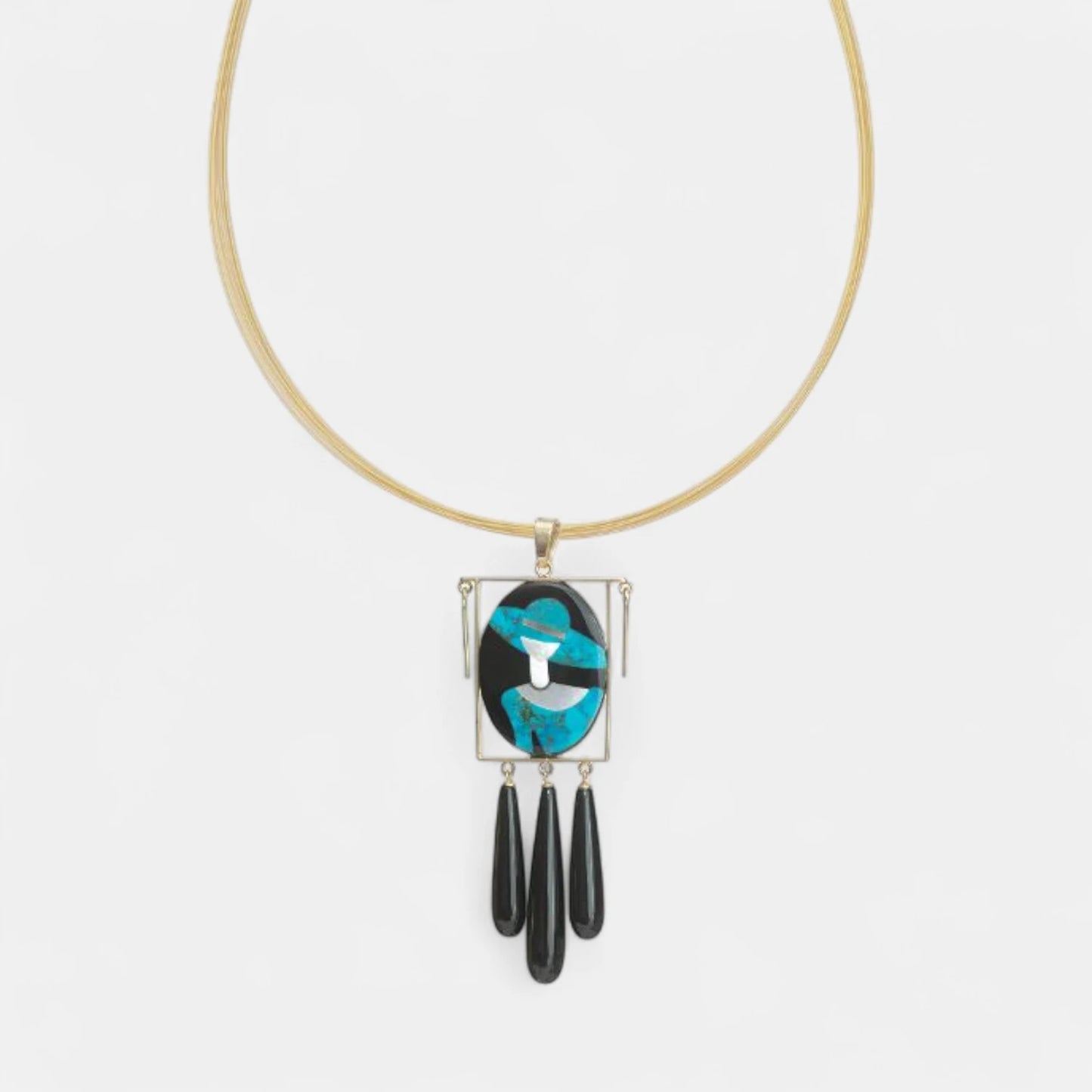 Anhänger 'Lady with Hat' – Onyx, Türkis & Perlmutt in 18K Gold