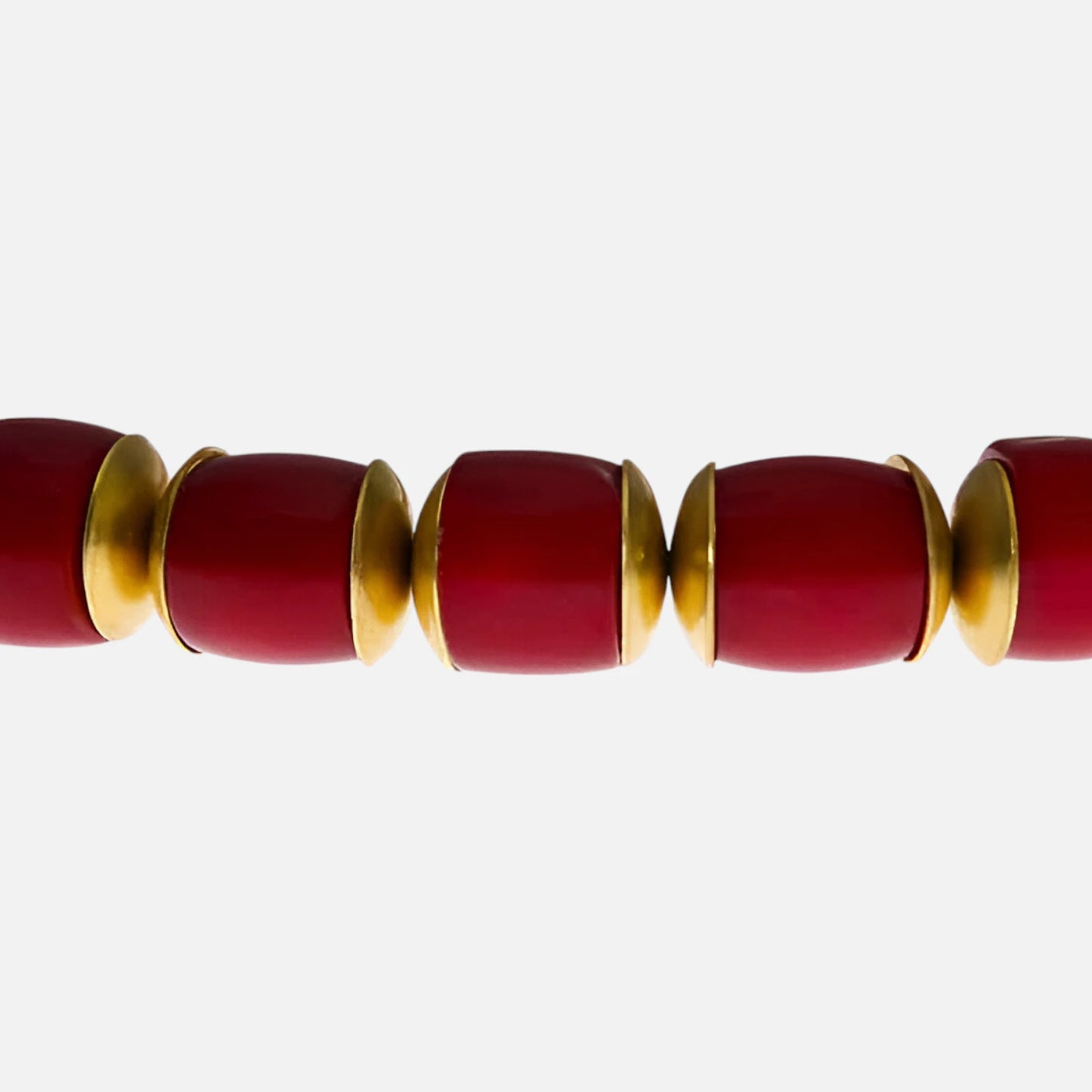 Elastisches Armband aus roten Bambuskorallen mit Messingscheiben