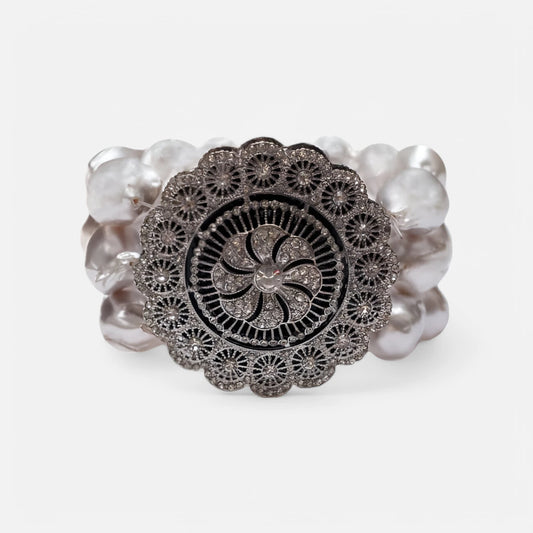 Design-Armband mit 4 Reihen Barockperlen & Zirkonia-Medaillon