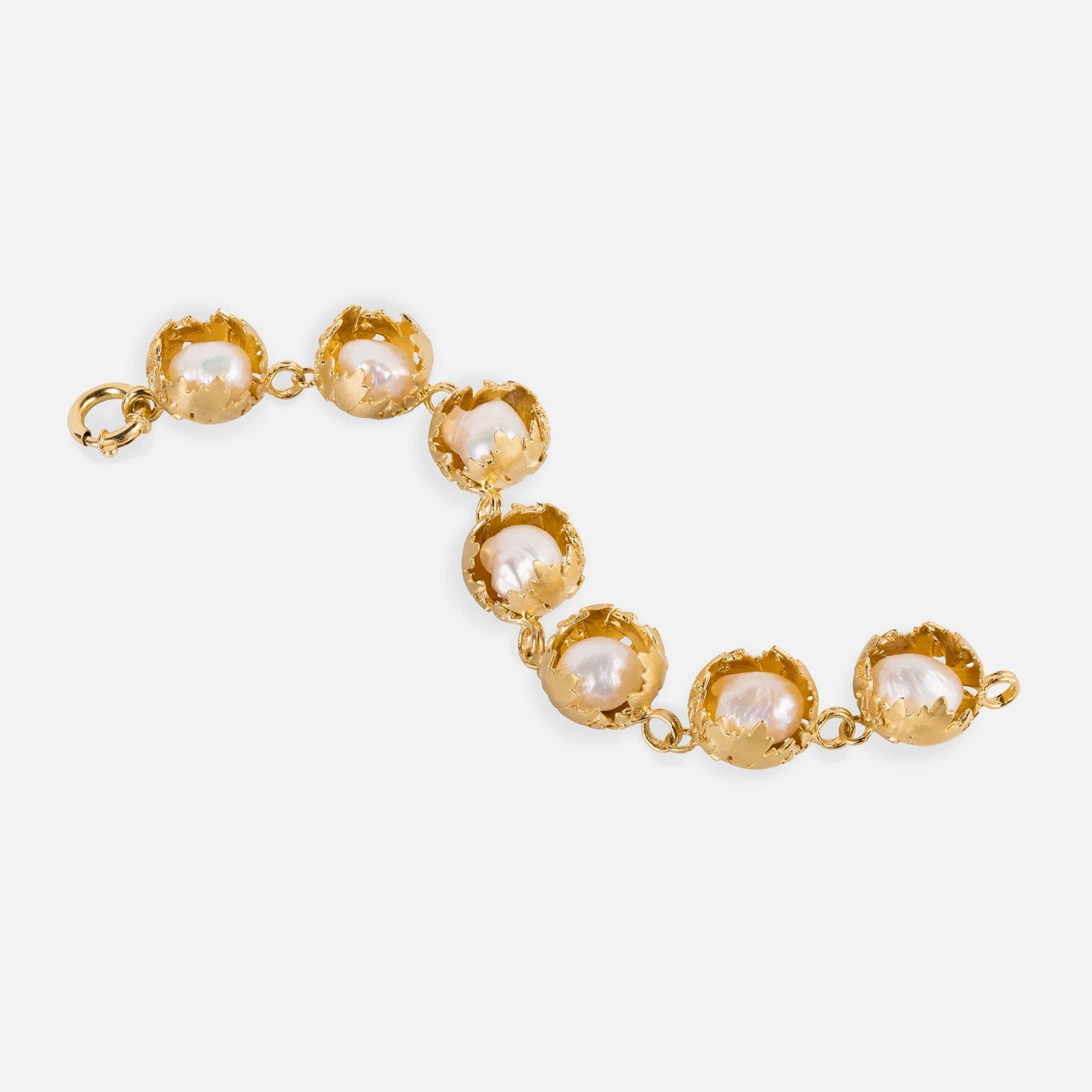 Vergoldetes Armband mit Perlen – Skulpturales Design