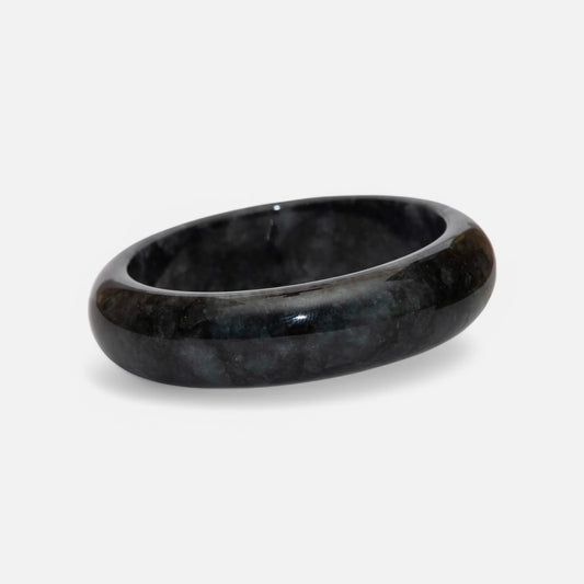 Armreif aus schwarzer Jade mit glänzender Oberfläche