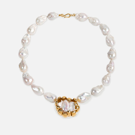 Collier mit Barockperlen und Blumenanhänger – vergoldet