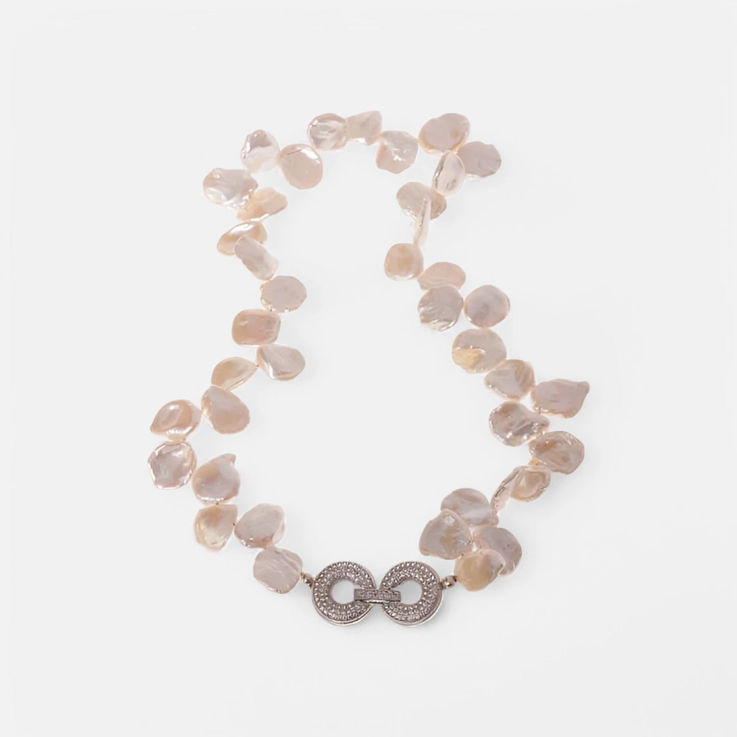 Collier aus weißen Süßwasser-Barockperlen mit Zierverschluss