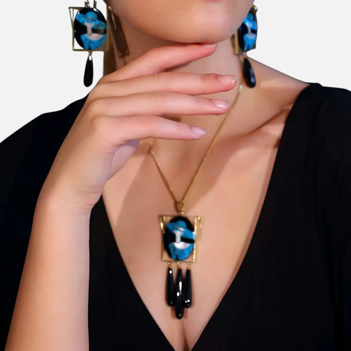 Anhänger 'Lady with Hat' – Onyx, Türkis & Perlmutt in 18K Gold