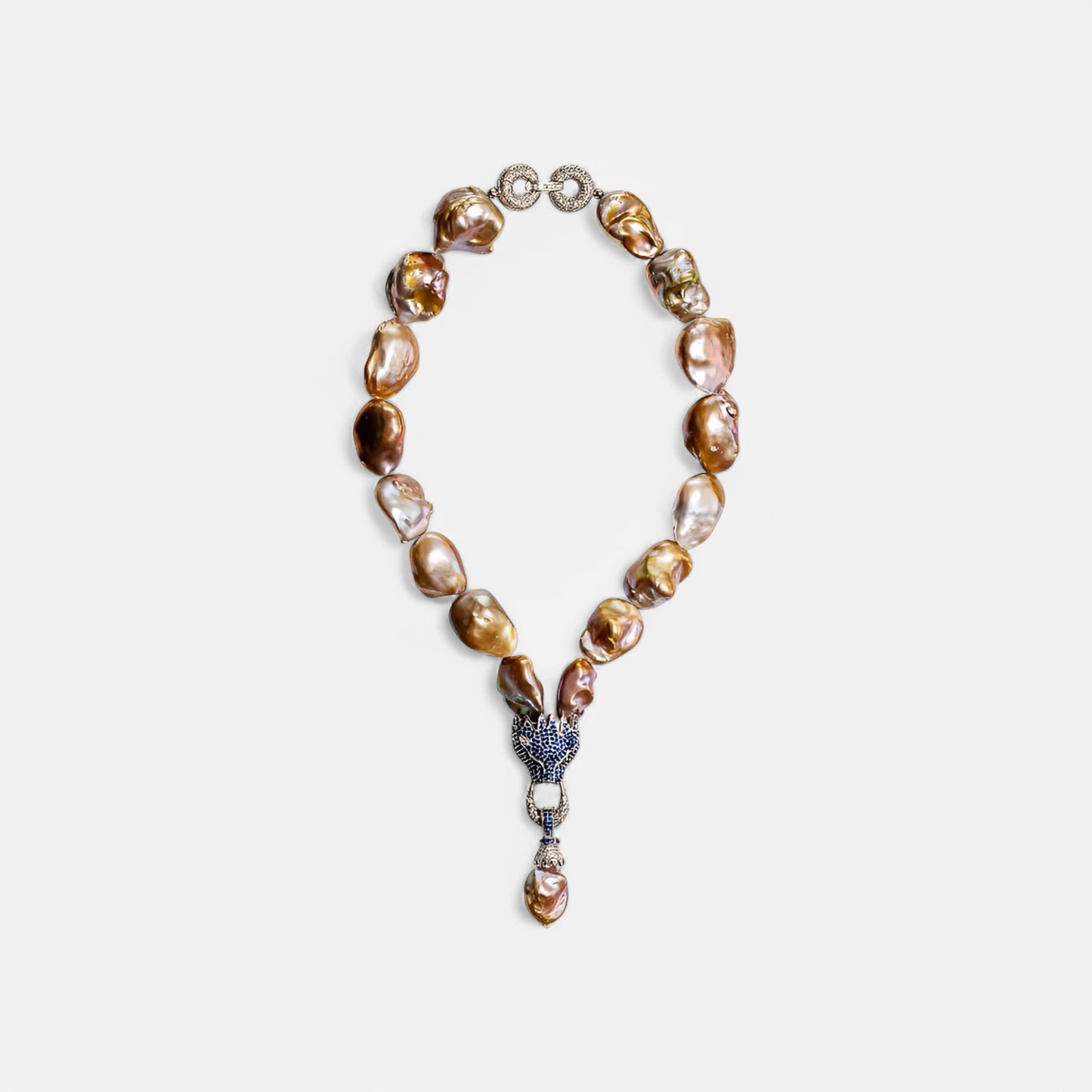 Design-Kette aus grauen Barockperlen mit Löwenkopf-Anhänger