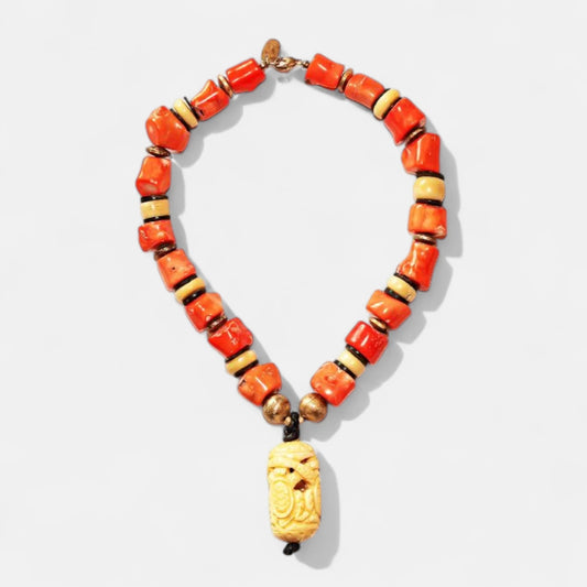 Kette aus Koralle & geschnitztem Hornanhänger mit Silberakzenten