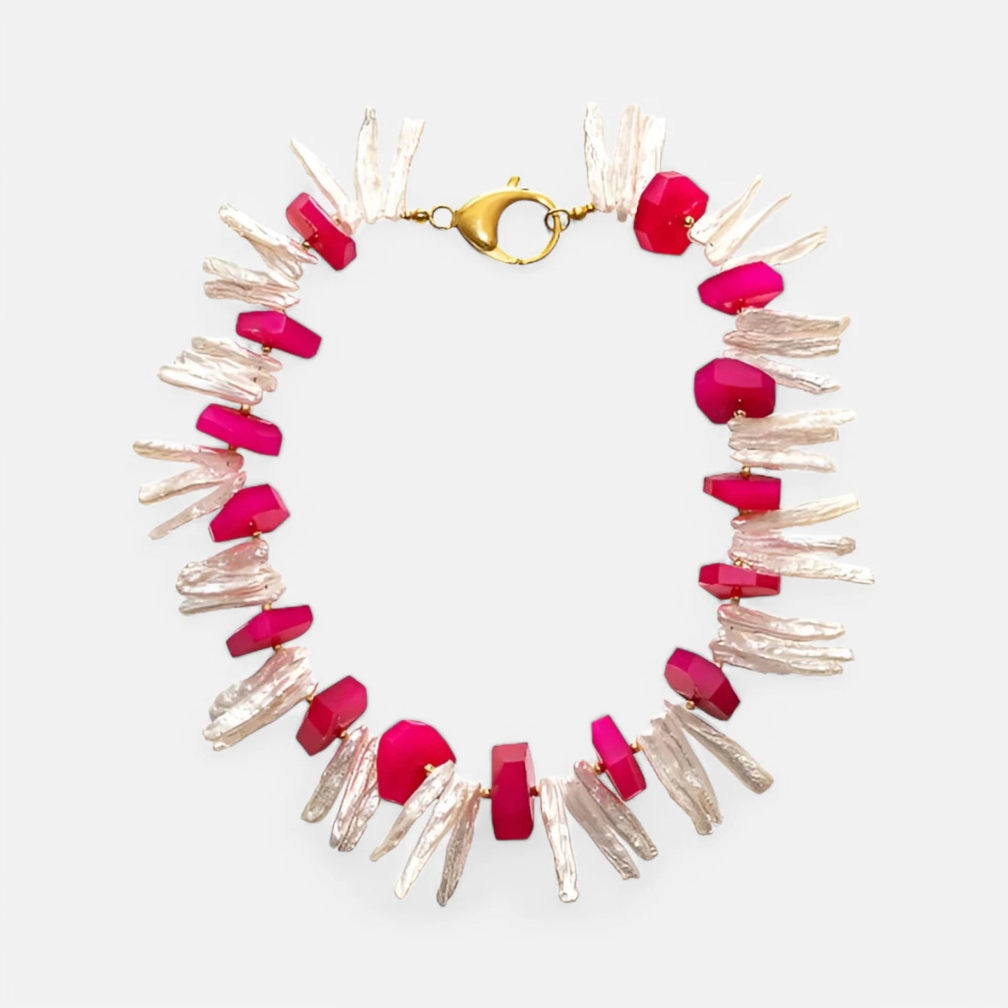 Design-Kette aus Süßwasserperlen und gefärbtem Chalcedon