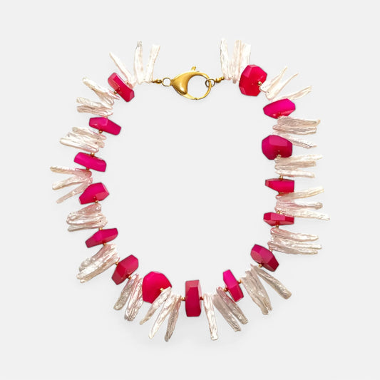 Design-Kette aus Süßwasserperlen und gefärbtem Chalcedon