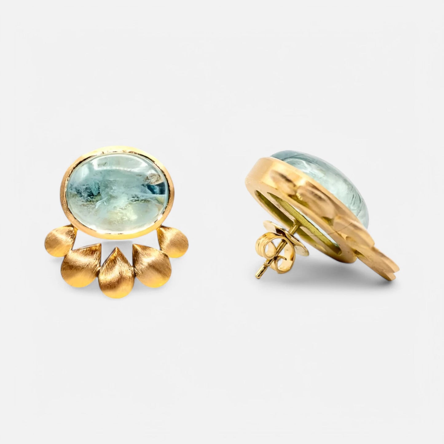Design-Ohrringe aus Aquamarin-Cabochons und 750er Gelbgold