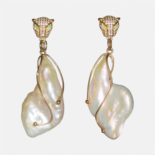 Süßwasserperlen-Ohrringe mit vergoldeten Tigerköpfen