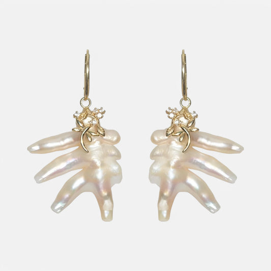 Design-Ohrringe aus Süßwasser-Nuggetperlen mit vergoldeten Silberelementen