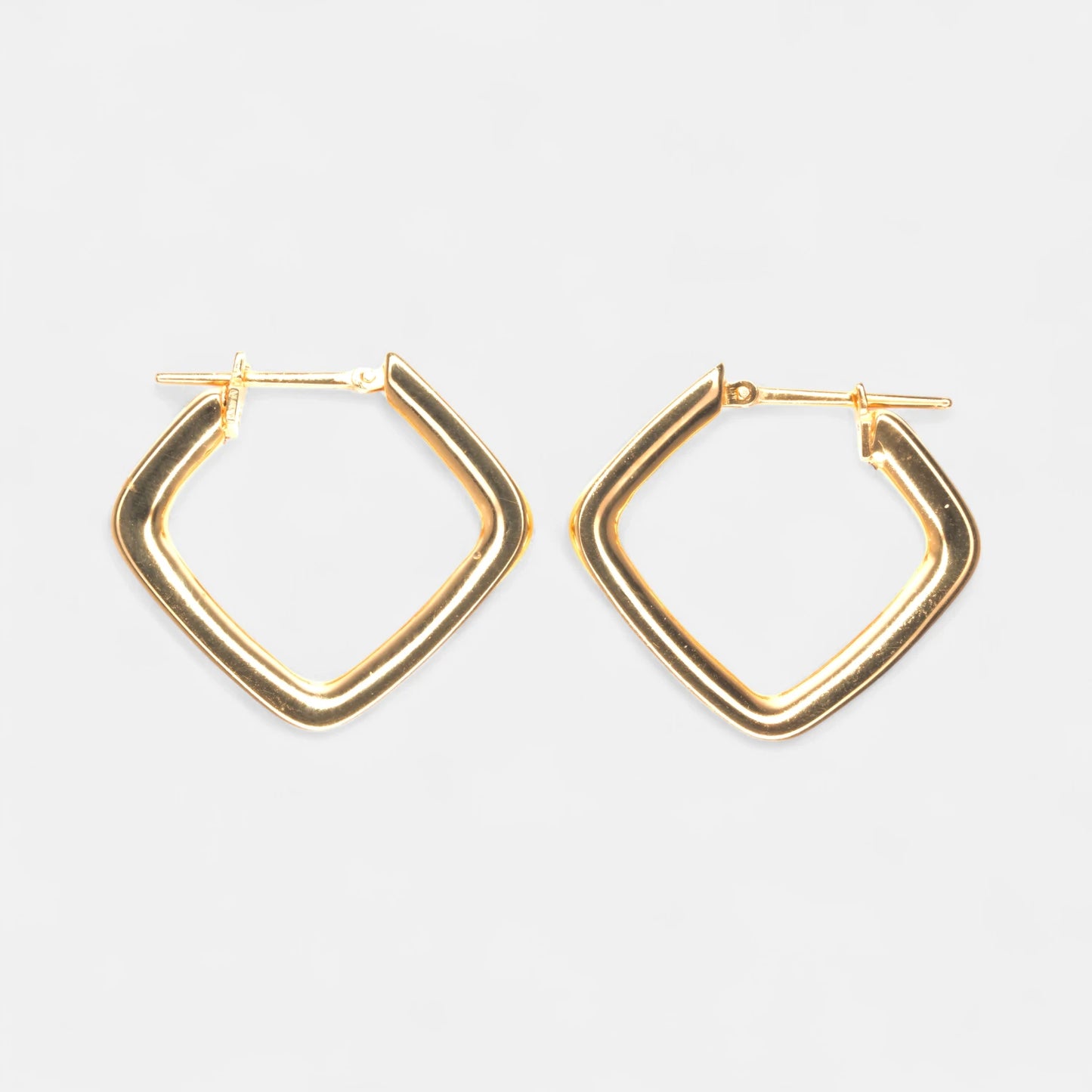 Kleo-Ohrringe aus 18K Gelbgold – Minimalistisches Design