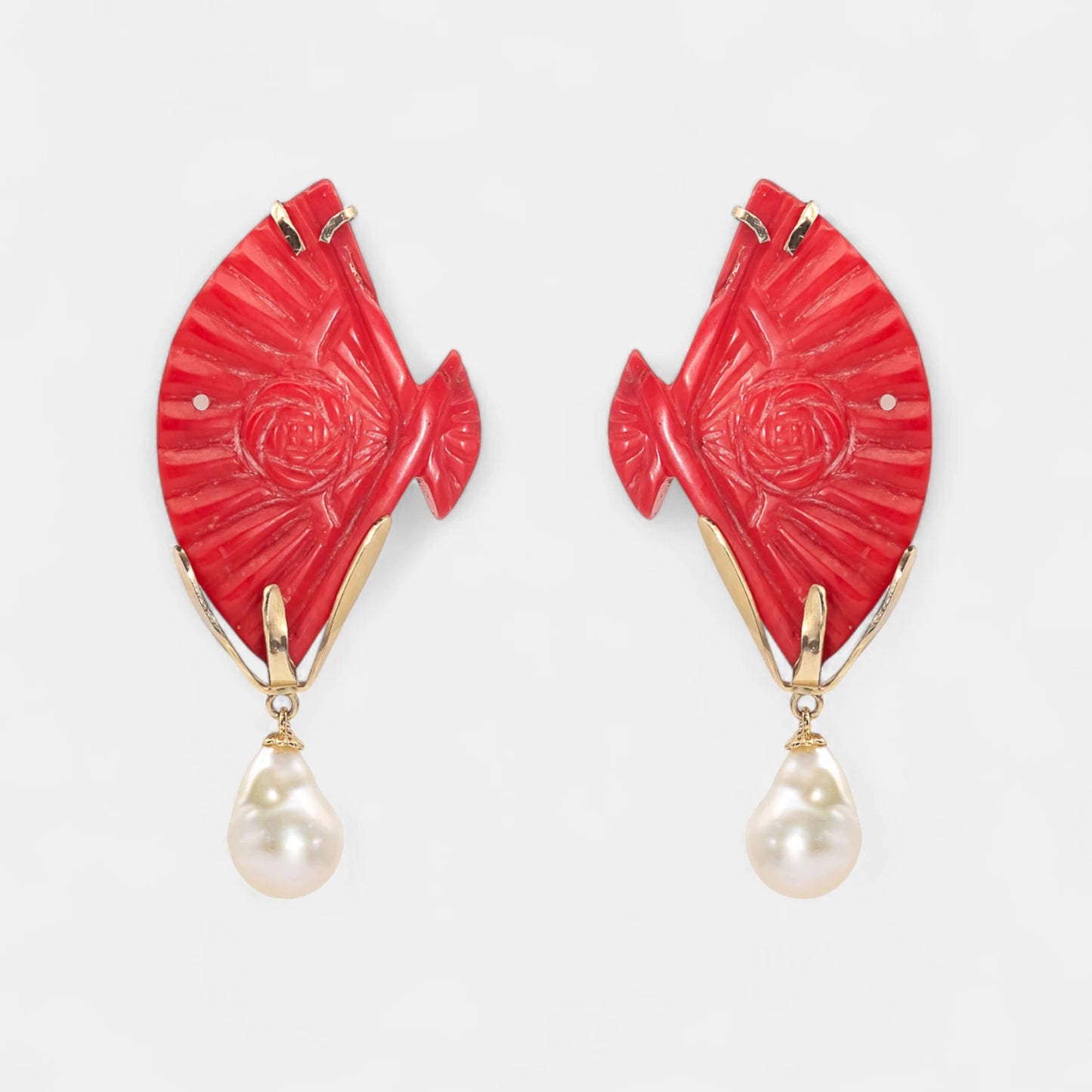 Ohrringe mit roter Koralle & Zuchtperlen – Kunstvoll & ausdrucksstark