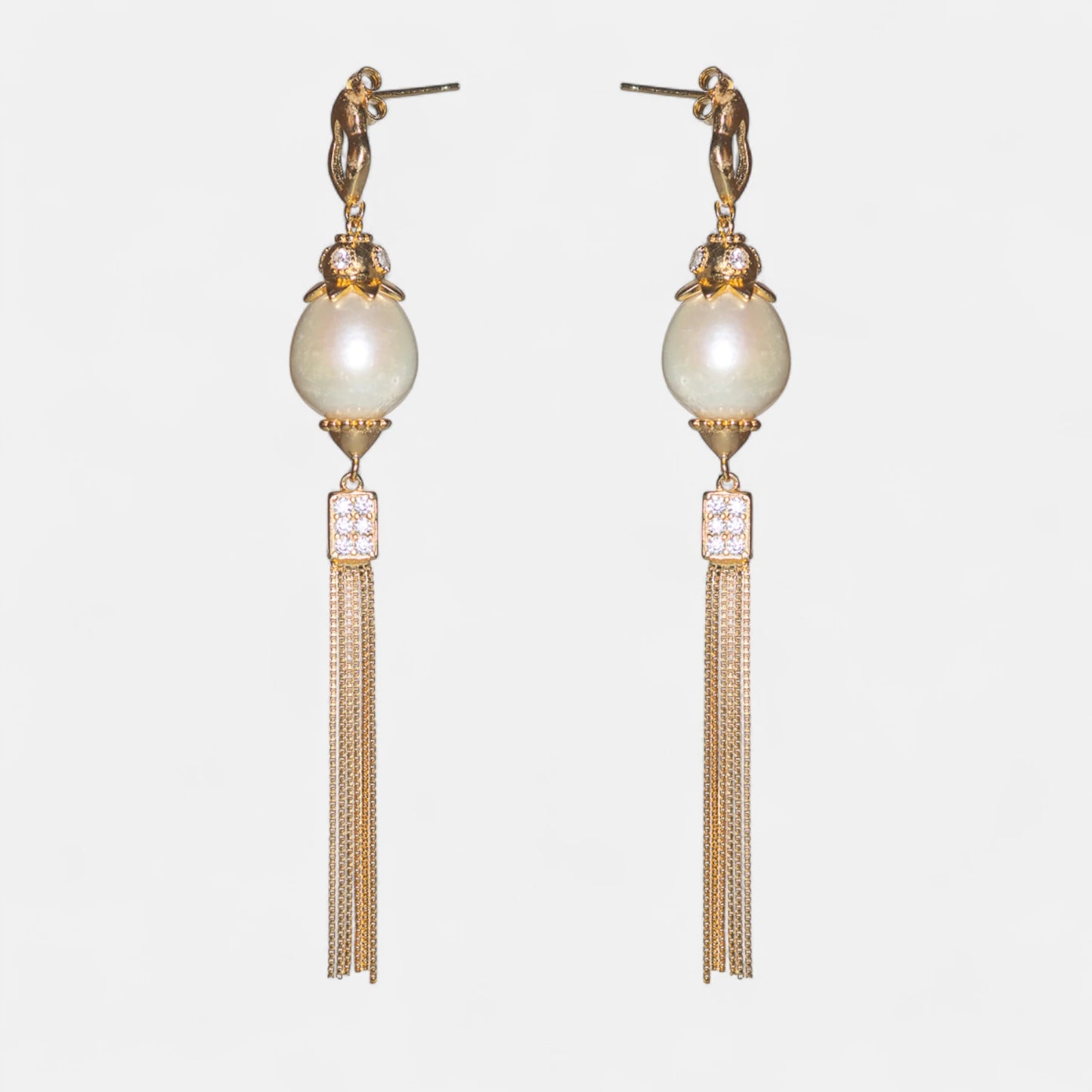 Ohrringe mit weißen Zuchtperlen & Quasten – Silbervergoldet