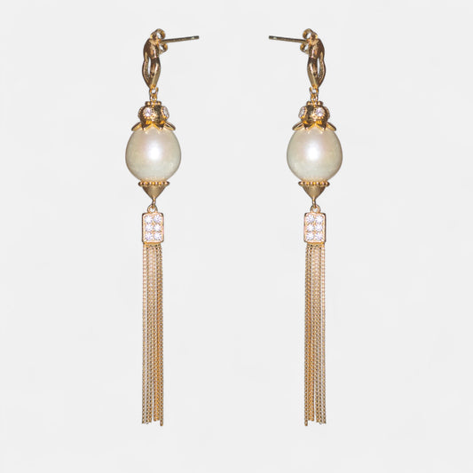Ohrringe mit weißen Zuchtperlen & Quasten – Silbervergoldet