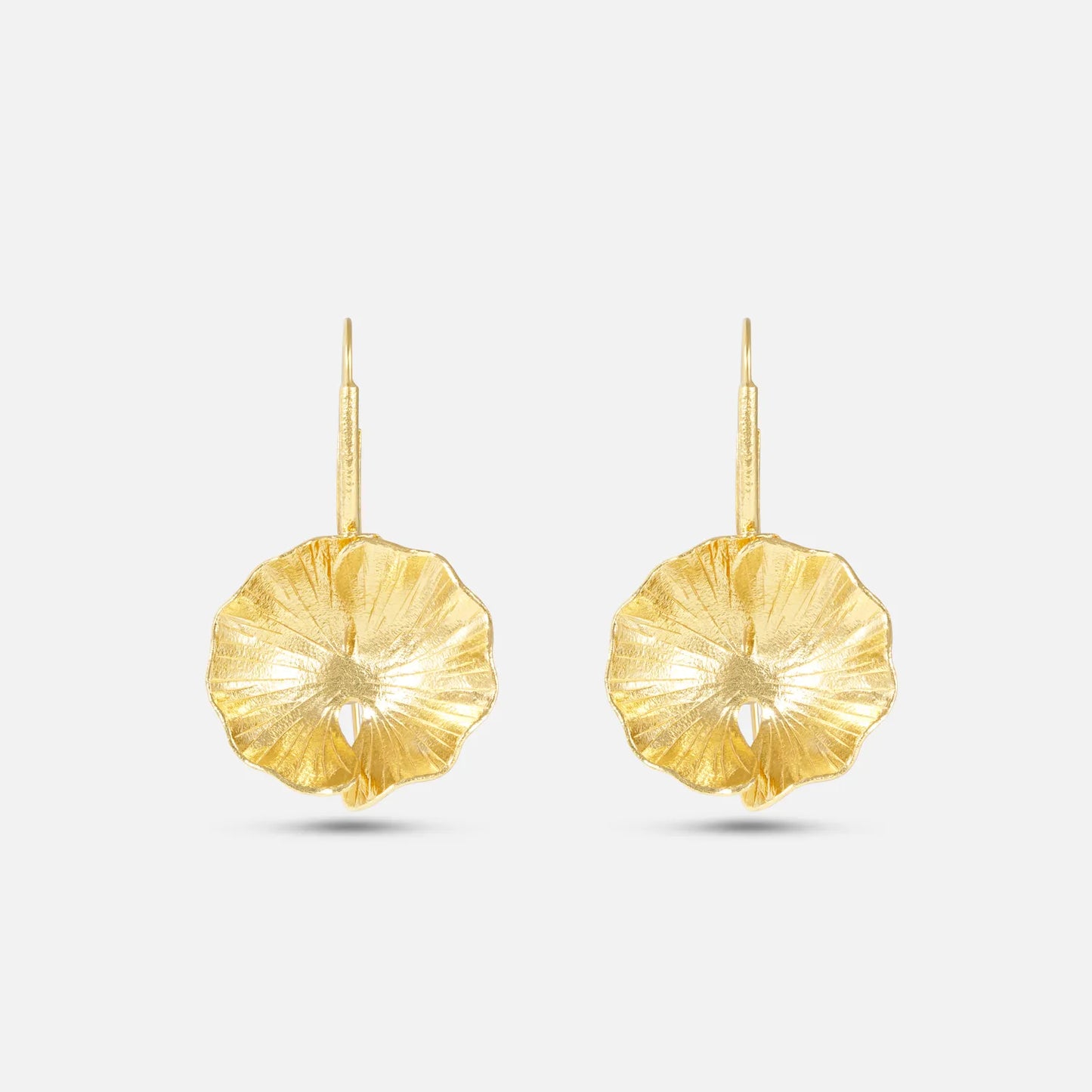 Vergoldete Ohrringe im Blüten-Design