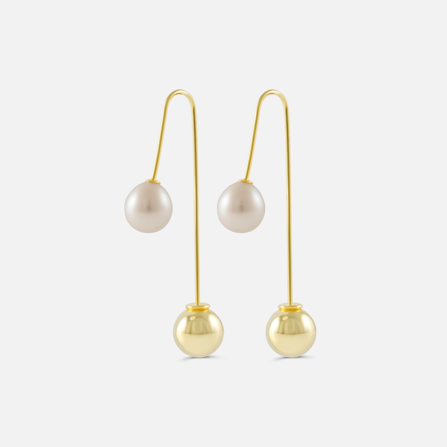 Ohrringe mit Zuchtperlen & vergoldeter Kugel – modern & elegant