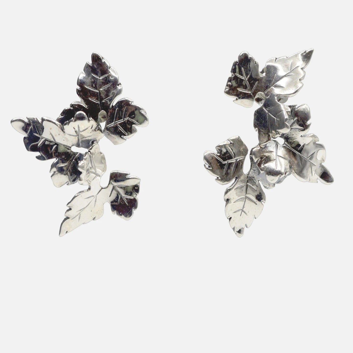 Ohrstecker mit Blumenmotiv aus Silber