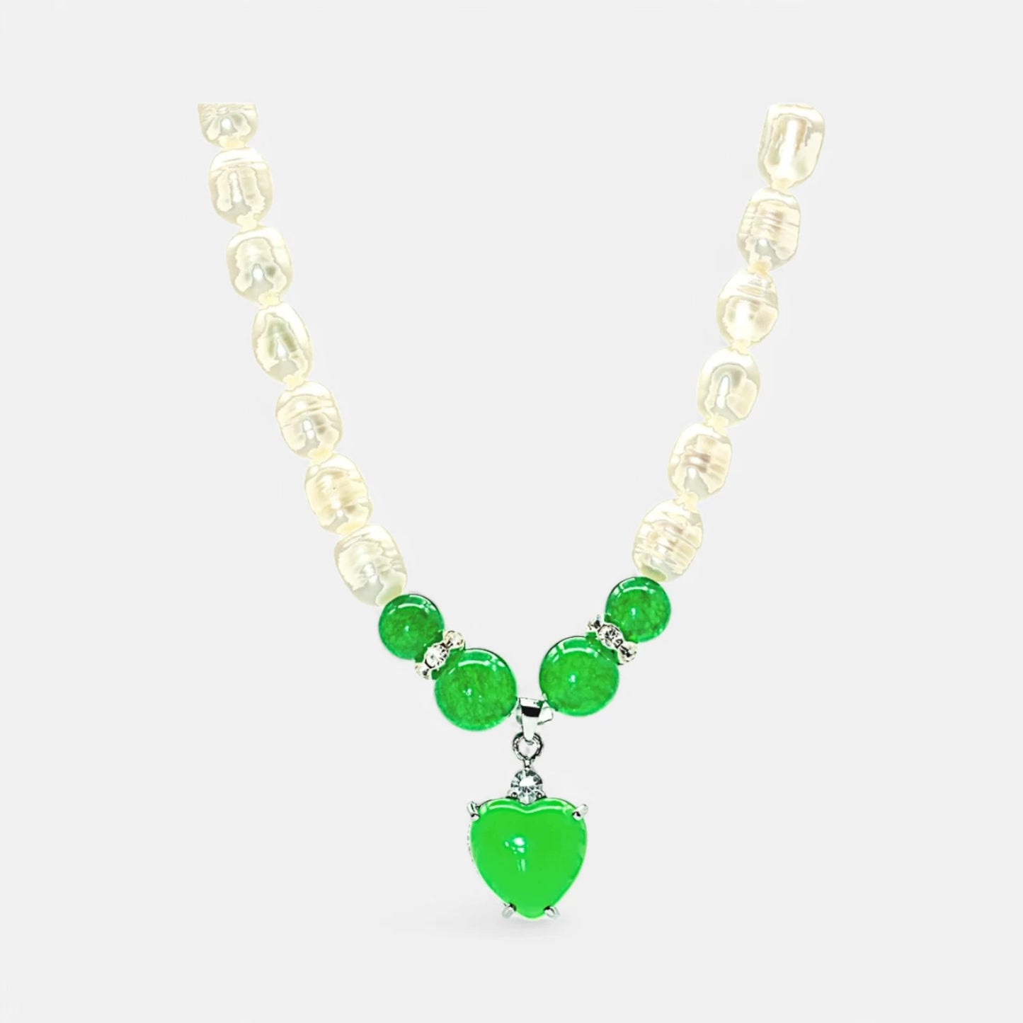 Süßwasserperlenkette mit grünem Jade-Herzanhänger