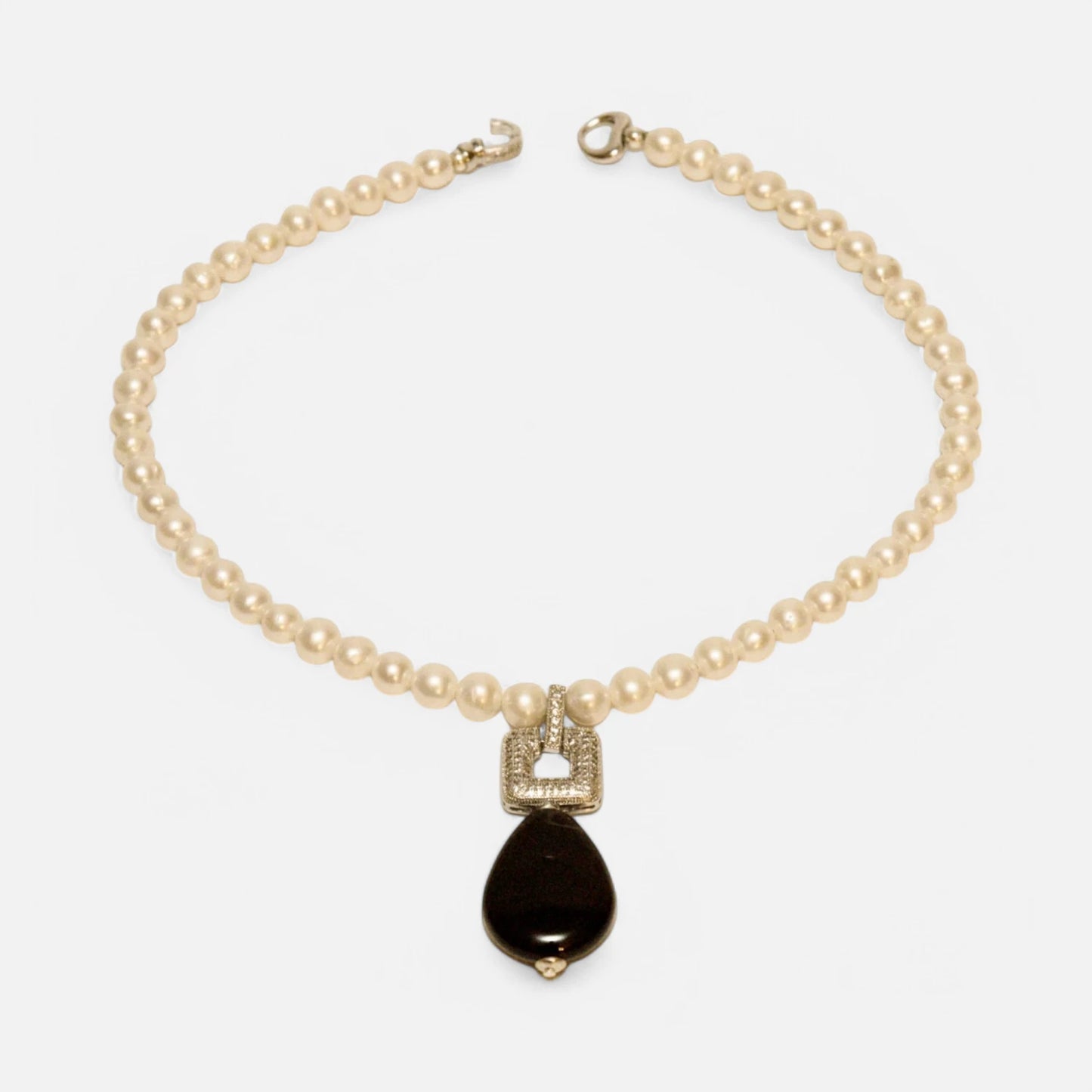 Elegante Perlenkette mit Onyx-Tropfenanhänger