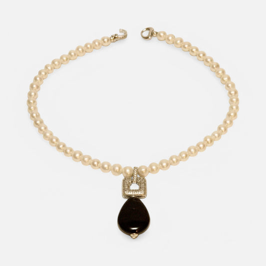 Elegante Perlenkette mit Onyx-Tropfenanhänger