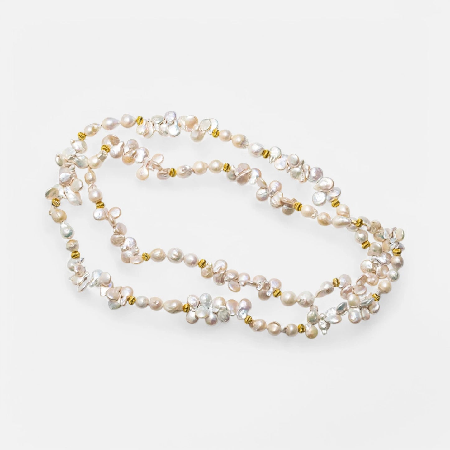 Lange Perlenkette mit Barockperlen & vergoldeten Akzenten