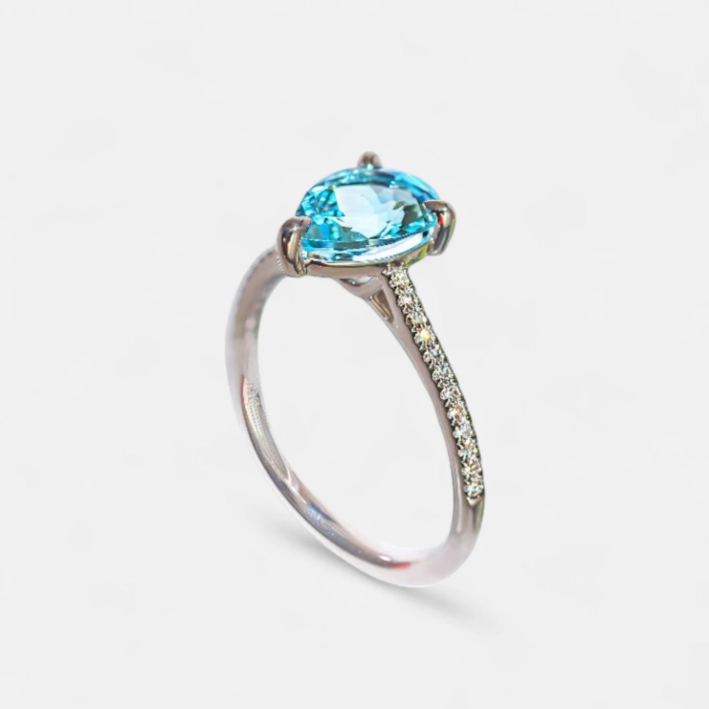Ring mit Aquamarin & Diamanten – 18K Weißgold