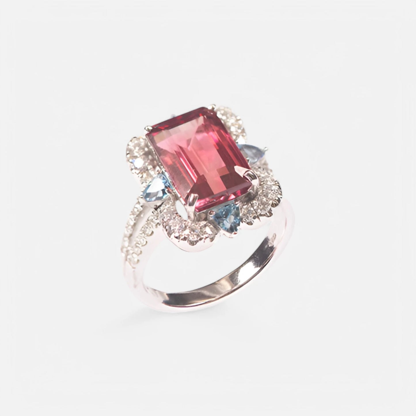 Ring aus 18K Weißgold mit Pink Turmalin & Diamanten