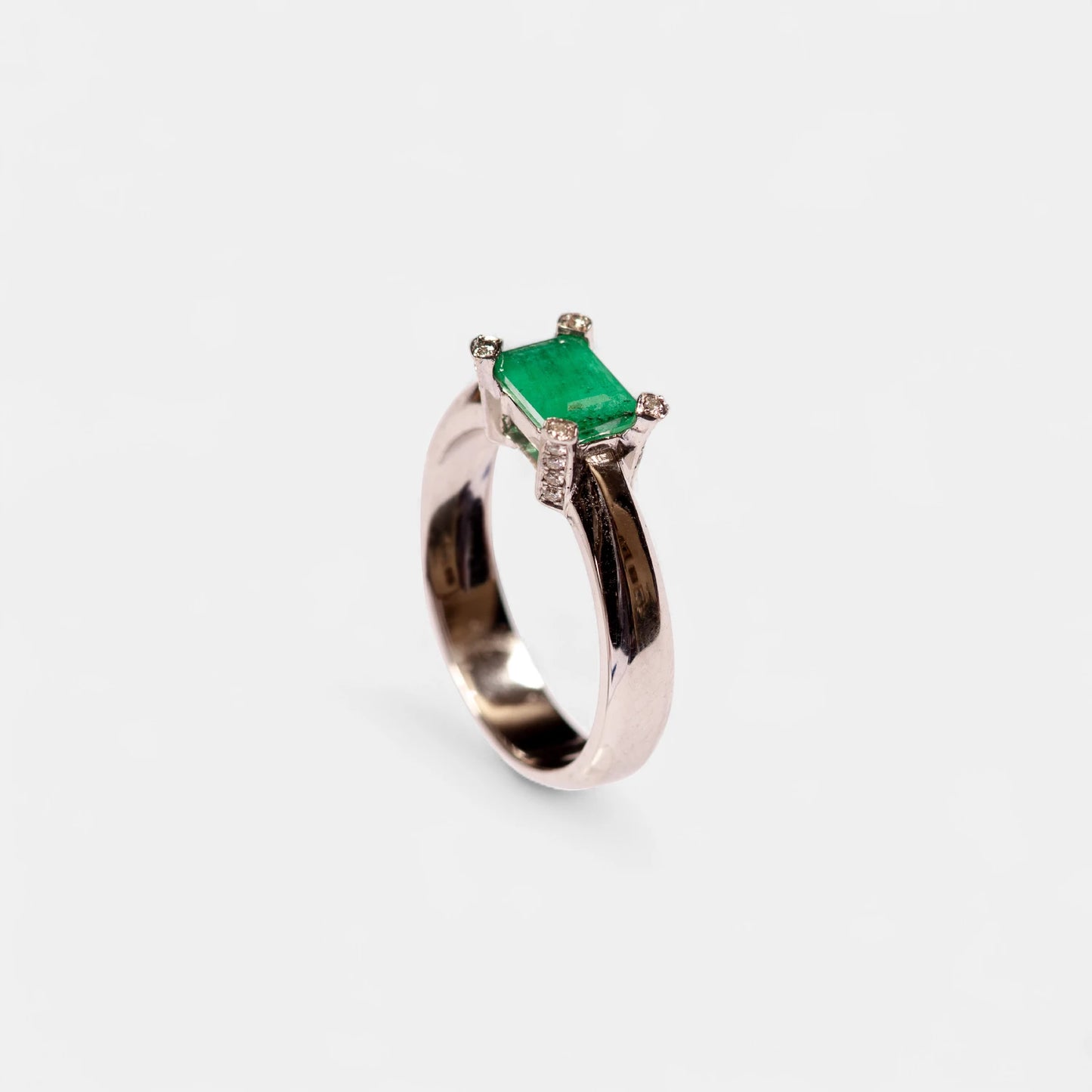 Smaragd-Ring mit Brillant in 18K Weißgold – Elegantes Design
