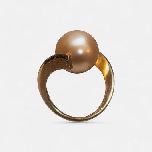 Ring mit goldfarbener Südseeperle – Modernes Design