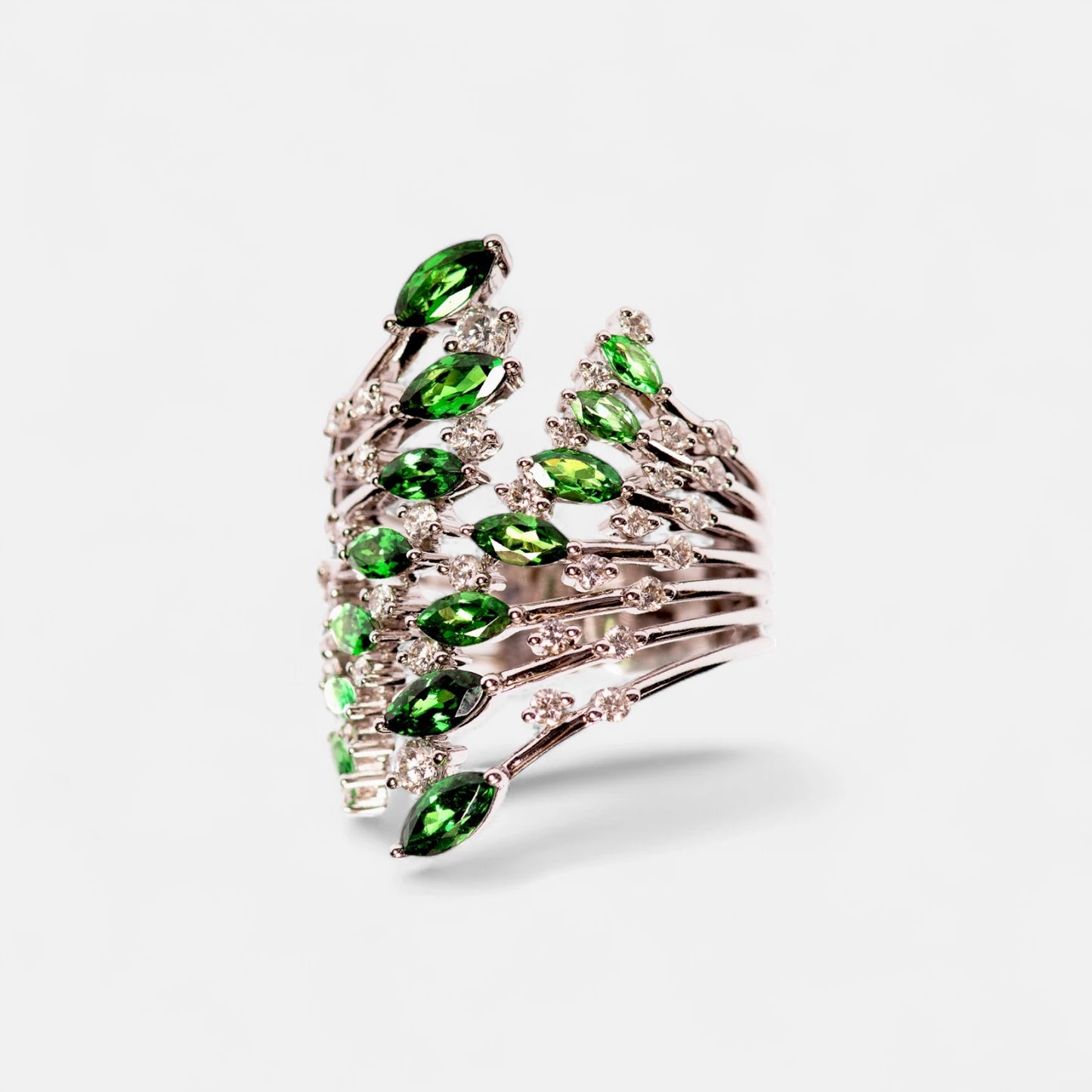 Design-Ring mit Tsavoriten & Brillanten – 18K Weißgold