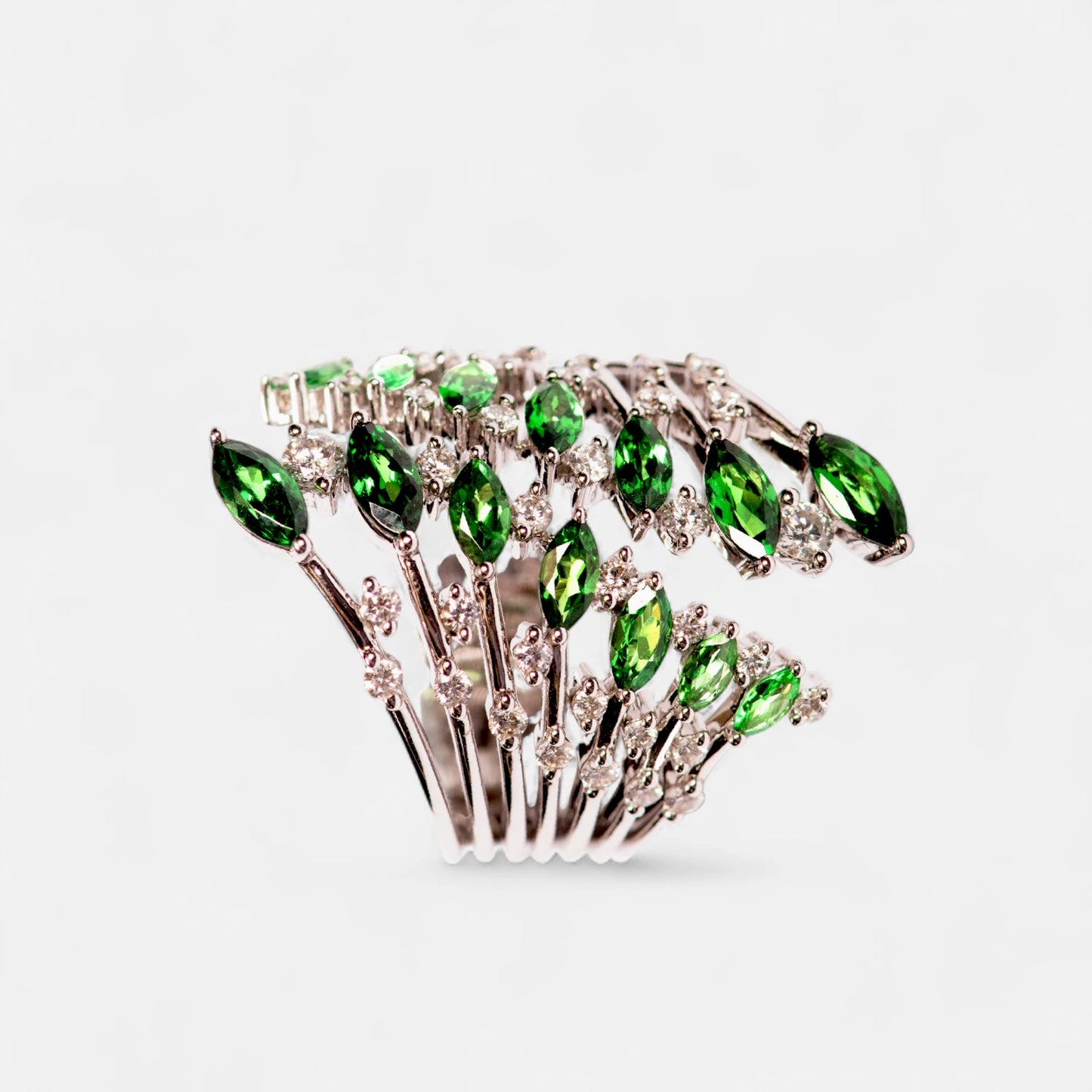 Design-Ring mit Tsavoriten & Brillanten – 18K Weißgold