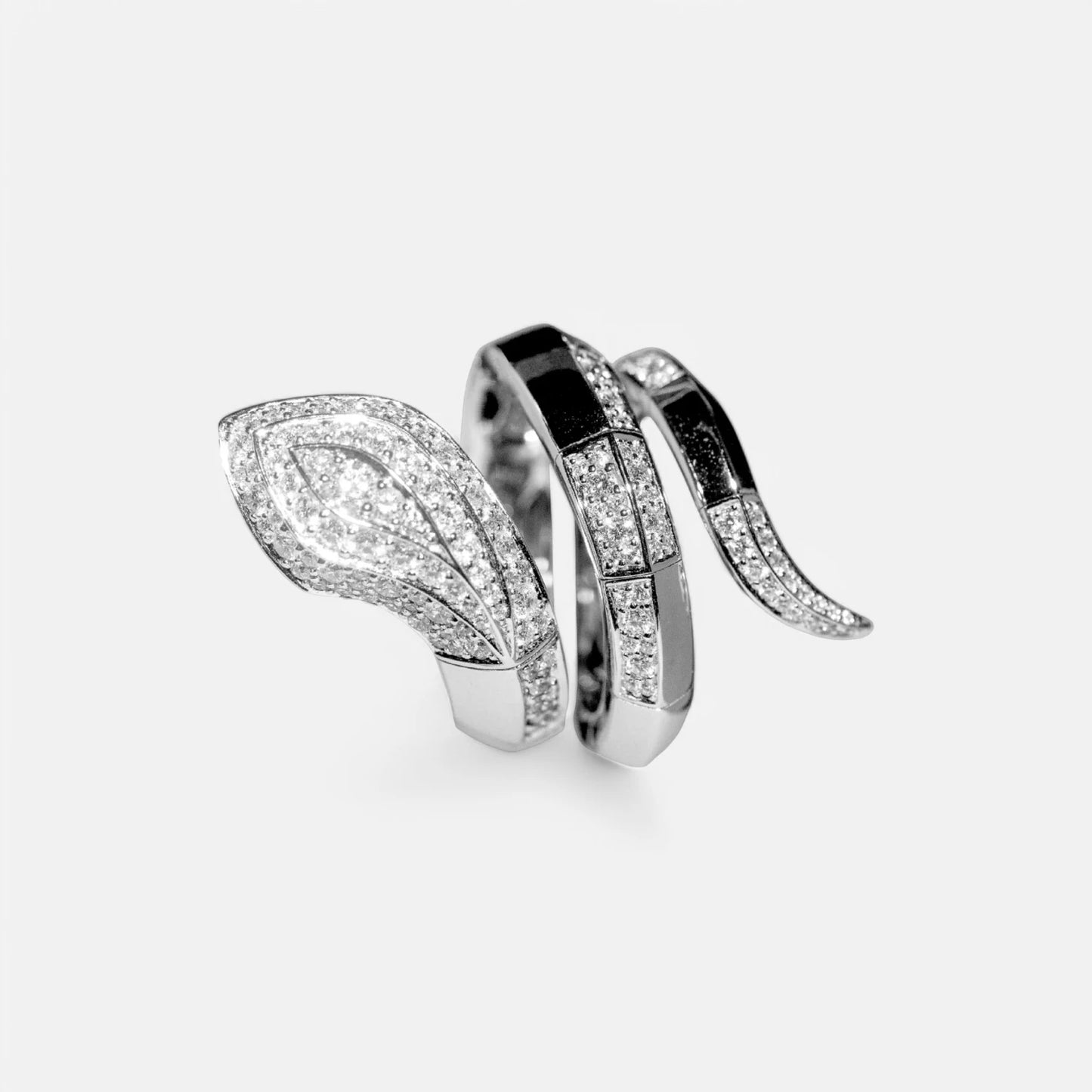 Luxuriöser Ring aus 750 Weißgold mit Brillanten und Schlangenmotiv