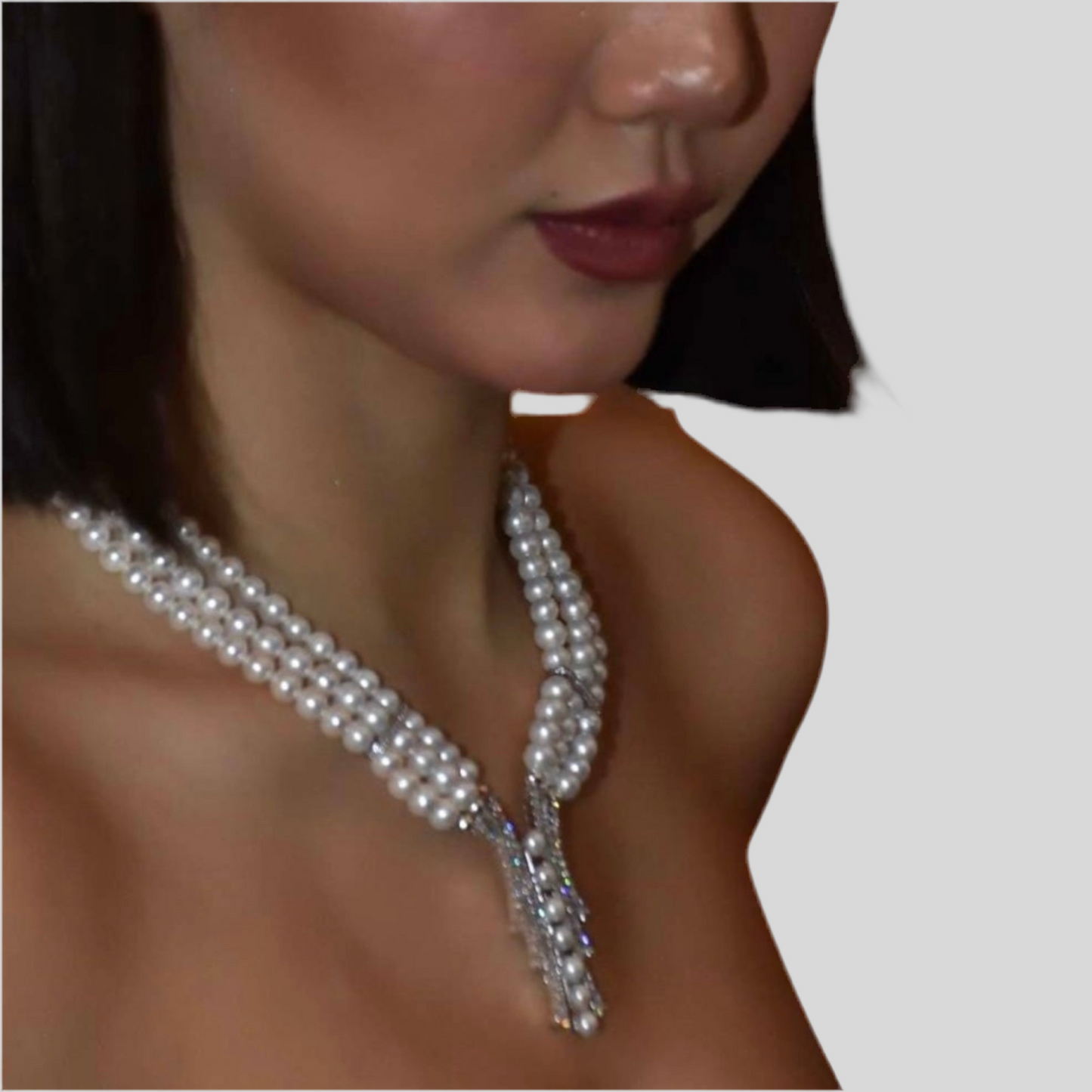 Collier mit dreireihigen Süßwasserperlen und silbernen Zierelementen