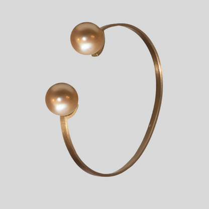 Armreif aus 750er Gold mit Südsee-Perlen – Pure Eleganz