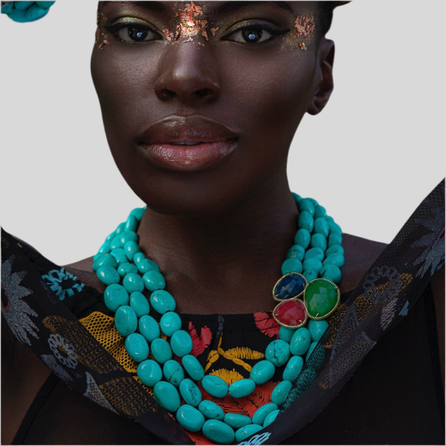 Dreireihige Design-Kette mit Magnesit-Türkis & Bambuskorallen