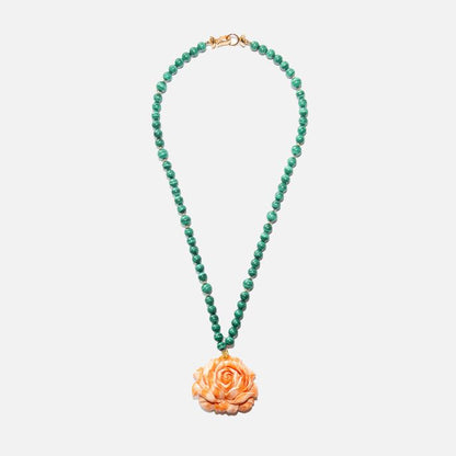 Design-Kette mit Malachitperlen und Rosenanhänger aus Koralle