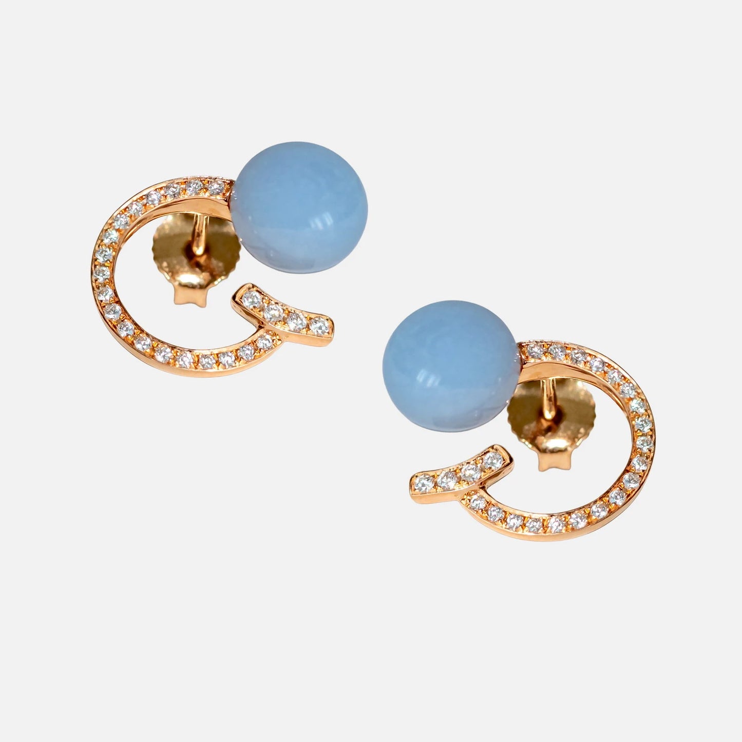 Design-Ohrringe mit Milky-Chalcedon & Brillanten – 18K Roségold