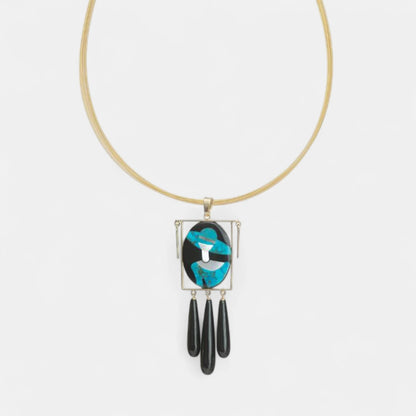 Anhänger 'Lady with Hat' – Onyx, Türkis & Perlmutt in 18K Gold