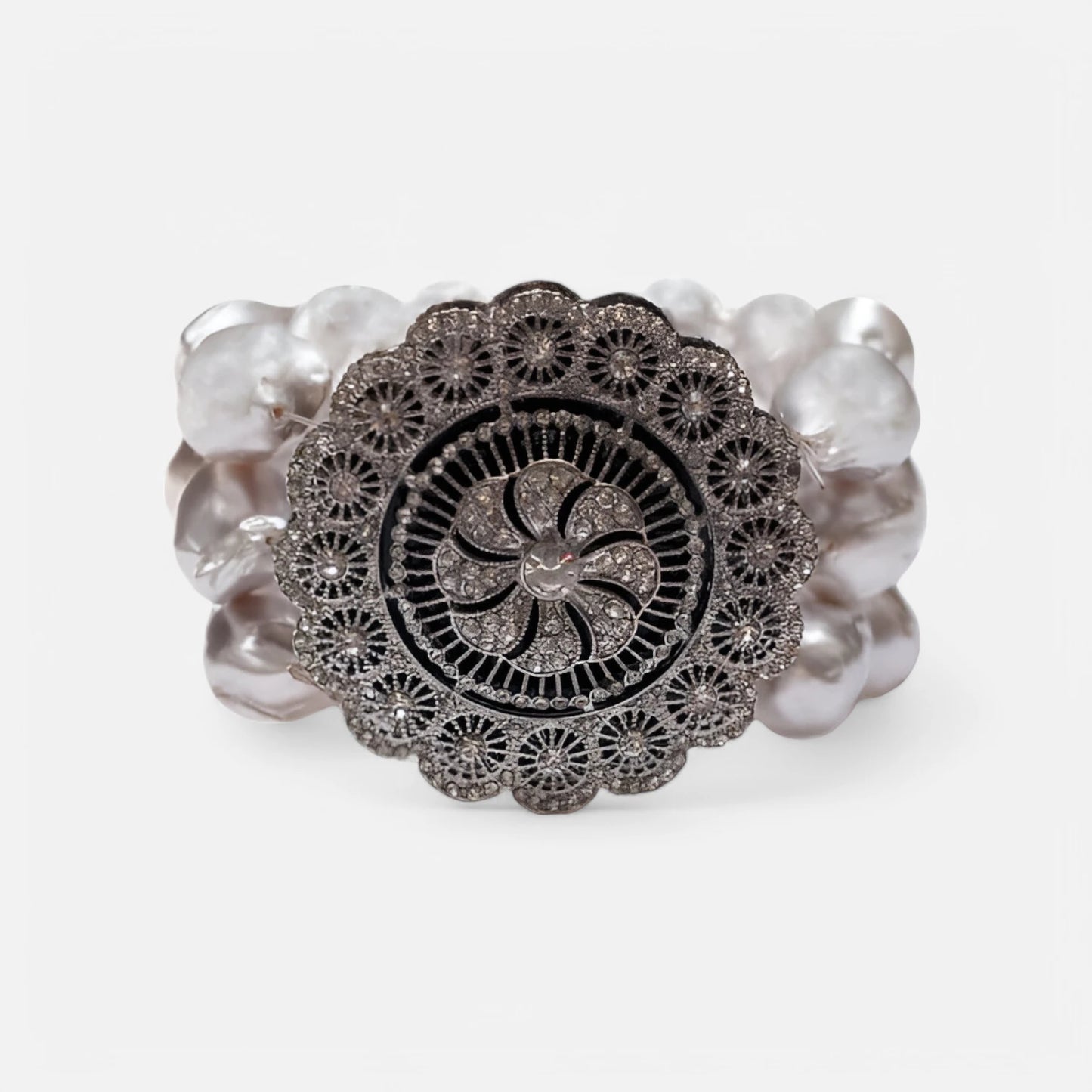 Design-Armband mit 4 Reihen Barockperlen & Zirkonia-Medaillon