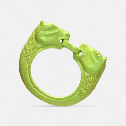 Massiver Armreif aus grünem Magnesit mit Pferdekopf-Motiv